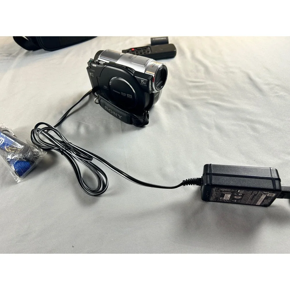 Sony Handycam DCR-DVD910 Digital Camcorder 15x Optical Zoom DVD Memory Stick